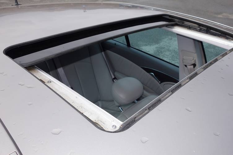 what is the difference between a moon roof and a sun roof